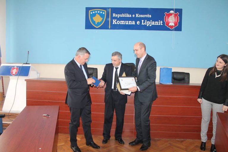 Agim Dedushi mësuesi më i dalluar në Lipjan, Ahmeti ndan mirënjohje