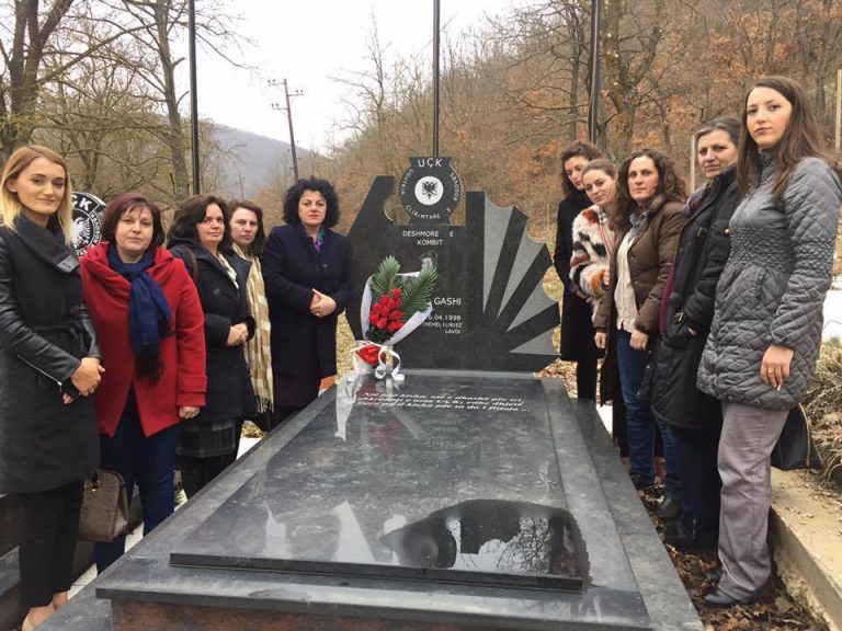 Gruaja Demokratike e PDK-në, homazhe tek lapidari i Dëshmores së Kombit, Zylfije Gashi