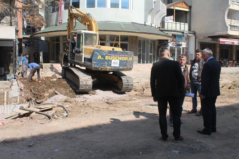 Kryetari Ahmeti vizitoi punimet në sheshin “Adem Jashari” në Lipjan