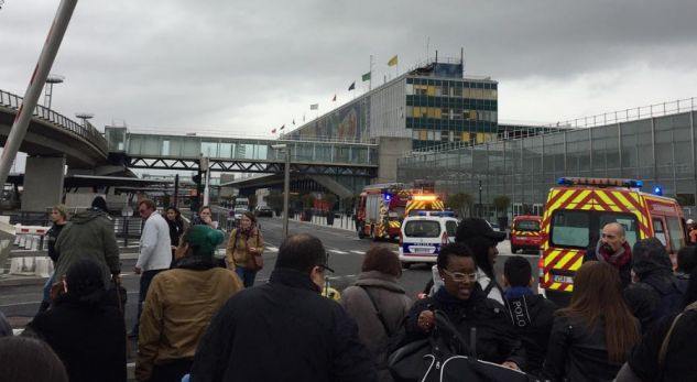 Evakuohet aeroporti i Parisit, të shtëna me armë