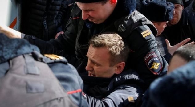 Arrestohet lideri opozitar në Rusi, protestuesit brohorisin “Putini është hajn!” (Foto)