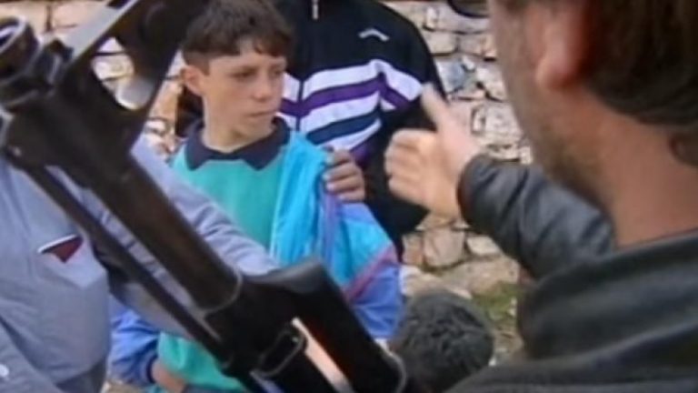 Pamje të rralla nga trazirat e vitit 1997: Shqipëria në kaos (Video)