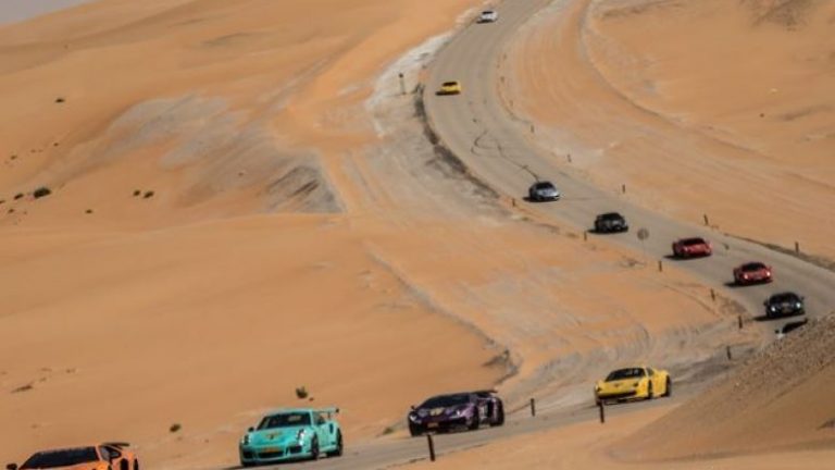 Eksperienca e vozitjes së super-veturave nëpër Arabinë Saudite (Video)