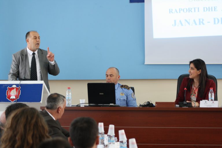 Ndërpritet seanca, kërkohet shkarkimi i kryesueses së Kuvendit Komunal në Lipjan (VIDEO)