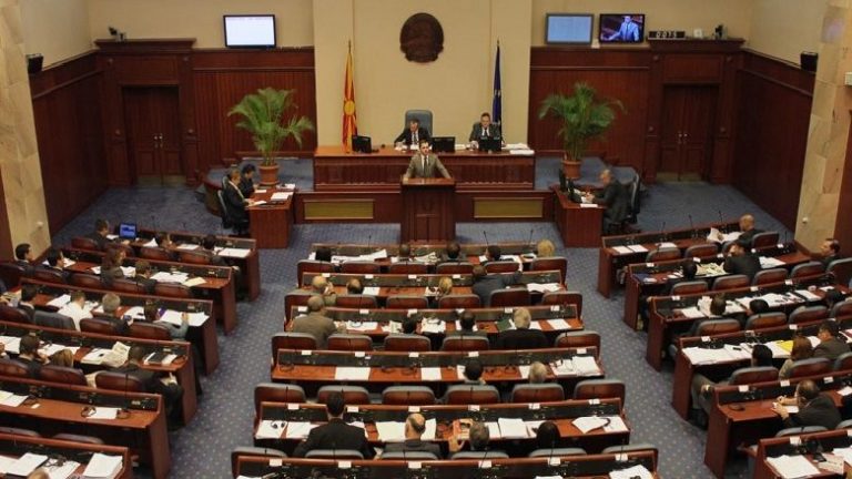 Protestuesit mbajnë të “ngujuar” Kuvendin (Video)