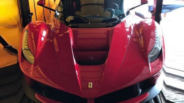 Meqë pronari s’i ka paguar taksat, LaFerrari i 1.3 milion dollarëve do të shndërrohet në skrap Foto)