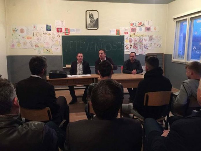 VV formon piken e saj në Breg të Zi