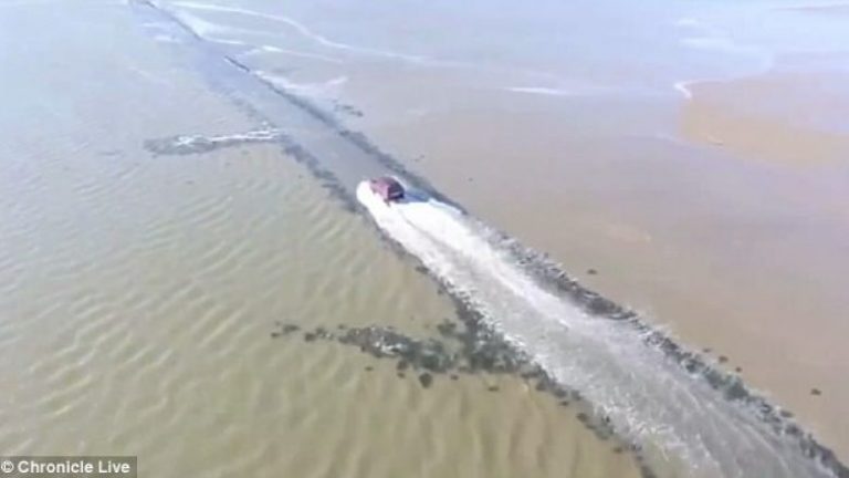 Voziti nëpër rrugën e vërshuar nga uji, kur ishte i ndaluar qarkullimi (Video)