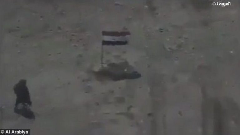 Militantët e ISIS-it mundohen ta heqin flamurin irakian, e pësojnë keq kur raketa i bën shkrumb e hi (Foto/Video, +18)