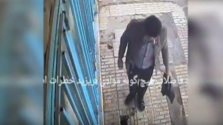 Kurrë mos e hidhni cigaren e ndezur në kanalizim, mund t’ju përcjell fati i këtij burri (Video)