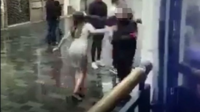 Godet me grusht në fytyrë gruan në qendër të qytetit, kalimtarët mbrojnë burrin (Foto/Video, +18)