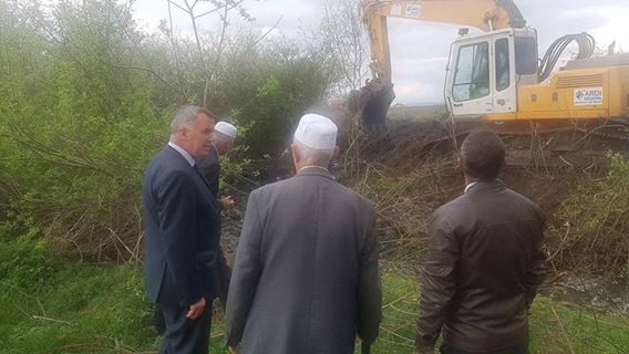 Ahmeti pëcjell punimet që po bëhen në pastrimin dhe zgjerimin e lumit të fashtit Lluga