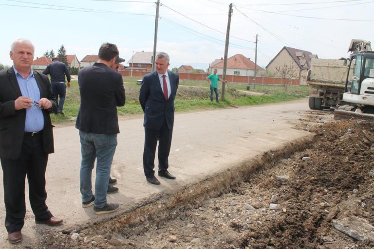 Kryetari Ahmeti viziton ndërtimin e trotuarëve në fshatin Konjuh
