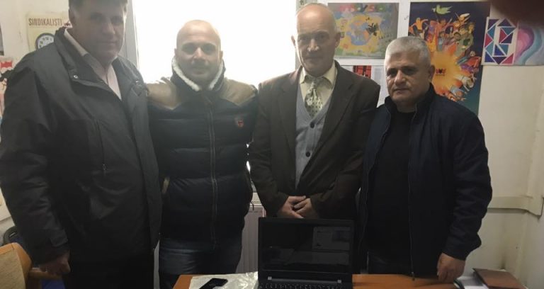 Pacolli viziton “Sindikatën e Arsimit” në Lipjan, dhuron llaptop (FOTO)