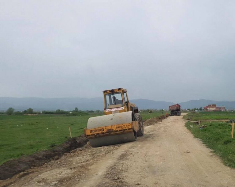 Fillojnë punimet për asfaltimin e rrugës Topliçan – Grackë (FOTO)