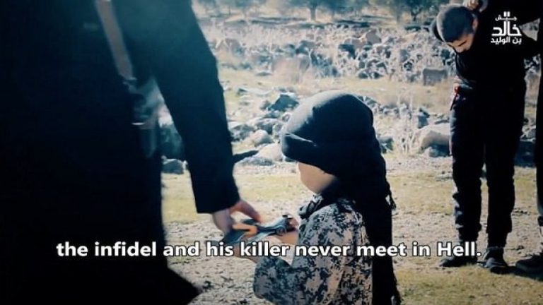 Gjashtëvjeçari pjesëmarrës në vrasjet e ISIS (Foto/Video,+18)