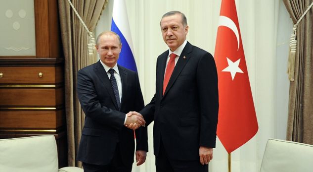 Putin e uroi Erdoganin për fitoren në referendum