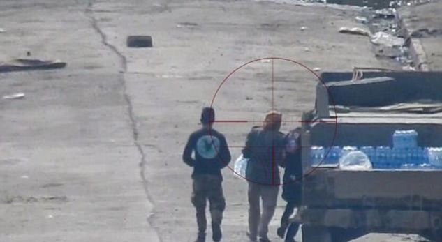 E tmerrshme: Momenti kur ISIS qëllon me snajper gruan që po merrte ujë pranë një makine qeveritare (Foto)