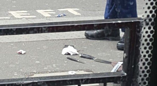 Arrestohet një persona me thika afër Parlamentit të Britanisë së Madhe (Video/Foto)