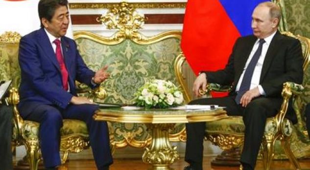Putin e pret në takim kryeministrin e Japonisë, diskutojnë për mosmarrëveshjen për ishujt