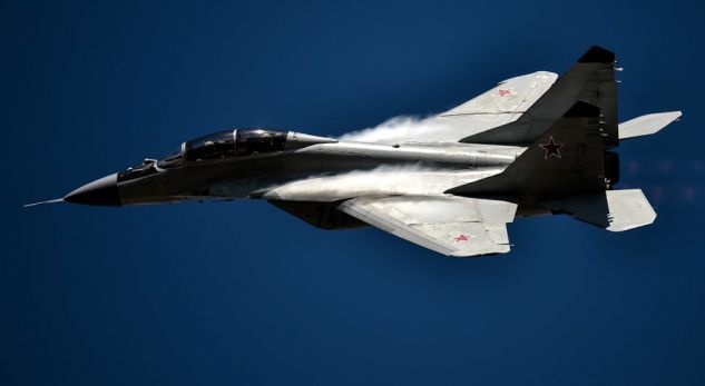 Aeroplanët sirianë dhe rusë hedhin bomba ndezëse në veriperëndim të Sirisë