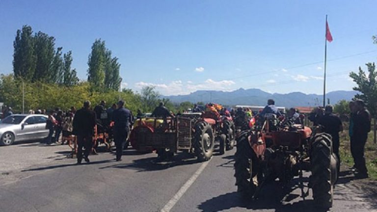 Fermerët sot protestuan kundër ‘Deklaratës së Tiranës’