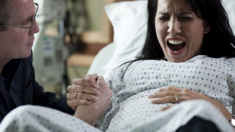 GABIM I MADH: Të gjitha femrat “shtyjnë” gjatë lindjes – nuk janë të vetëdijshme se sa është e rrezikshme