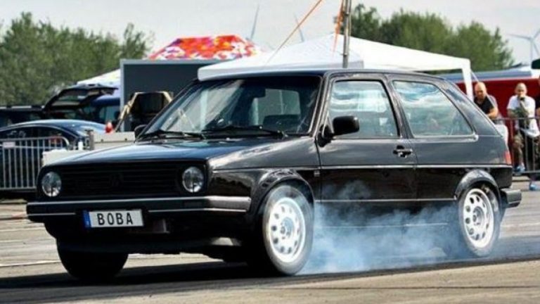 Golf me shpejtësi enorme, lë prapa Bugatti dhe Lamborghini (Video)
