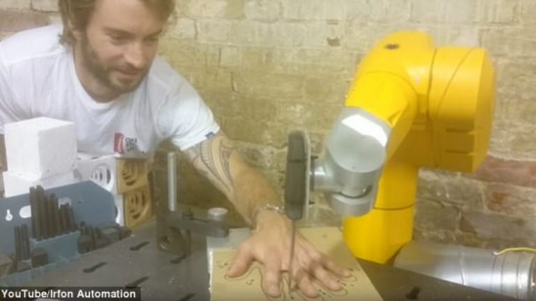 Hap dorën dhe lejon robotin ta qëllojë ndërmjet gishtërinjve (Video)