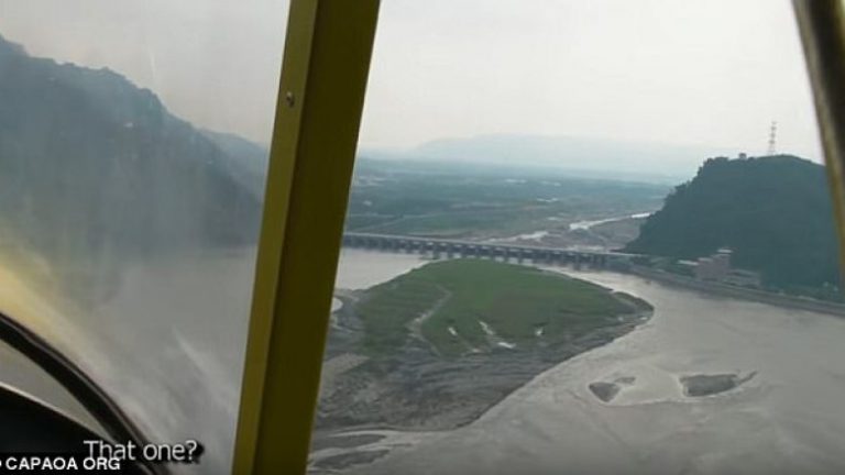 I prishet motori i aeroplanit, por piloti e ateron me gjakftohtësi (Video)