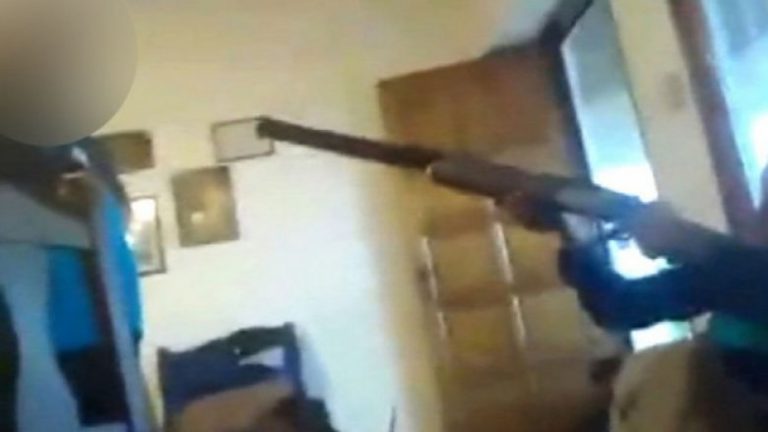12-vjeçari luante me pushkë, aksidentalisht qëllon për vdekje vajzën – ngjarja e tmerrshme transmetohet live në Facebook (Video, +18)