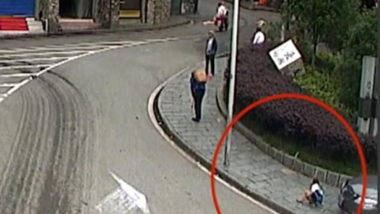 Vetura shtyp vogëlushin duke luajtur në trotuar dhe e fut nën rrota, mrekullisht shpëton me disa gërvishtje (Video, +18)
