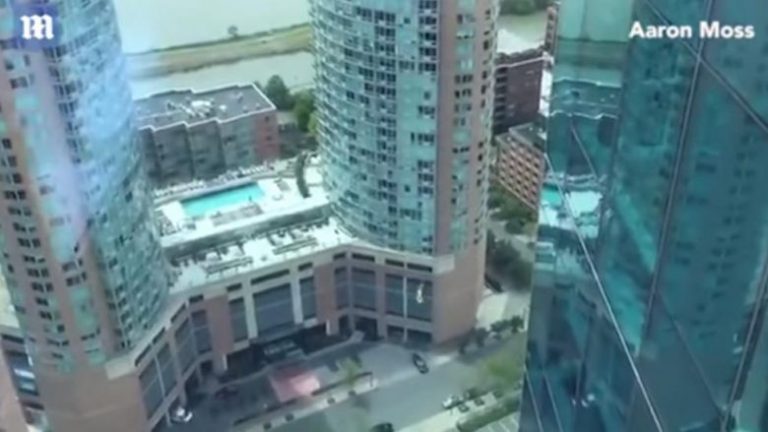 Nuk iu hap parashuta, vdes gjatë hedhjes parashutisti (Video, +18)