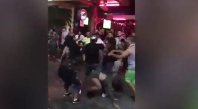 Prostitutat rrahin brutalisht një grup biznesmenësh (Video +18)