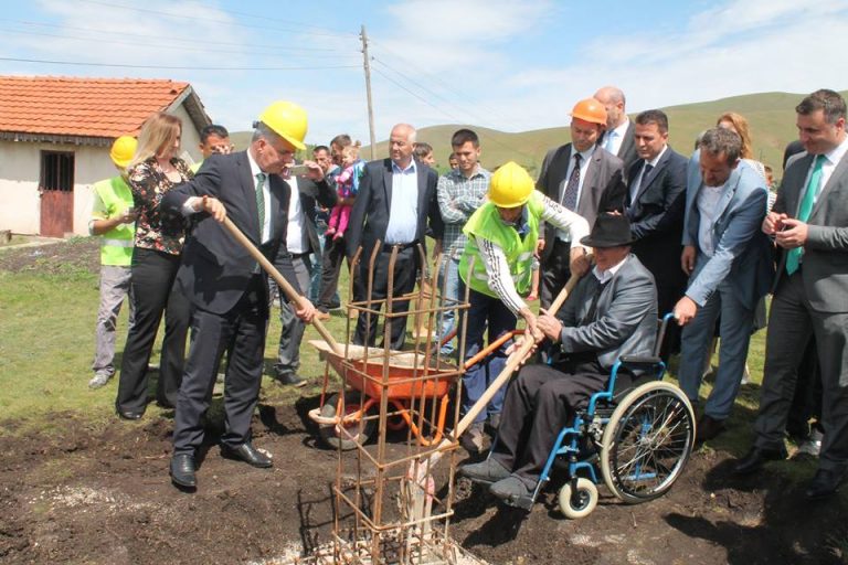 Kryetari Ahmeti realizon premtimin për ndërimin e shkollës në fshatin Mirenë