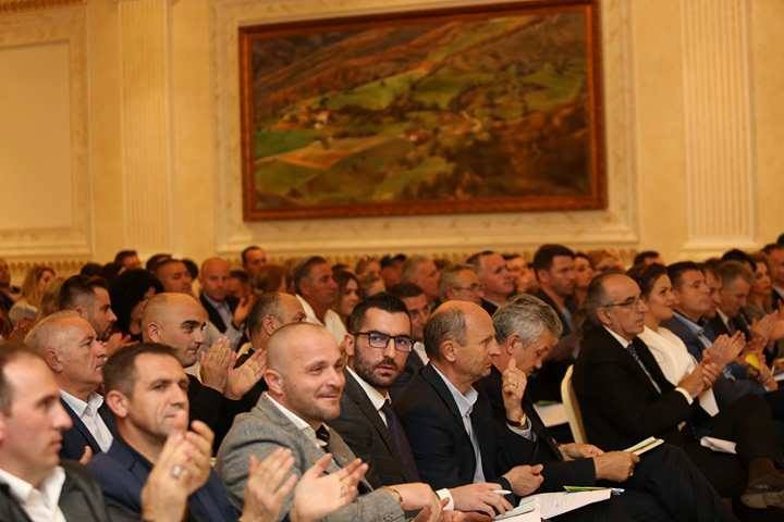 Pacolli anëtarë i kryesisë së AKR-së në qendër