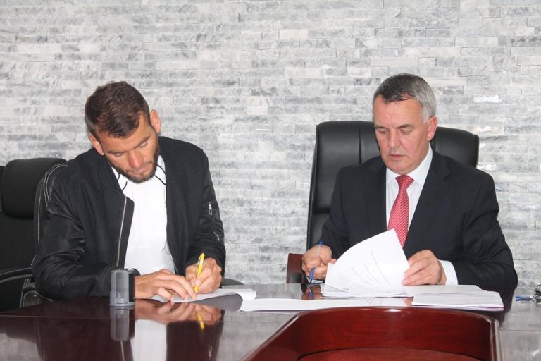 Kryetari Ahmeti nënshkruan kontratat për subvencionimin e Klubeve Sportive