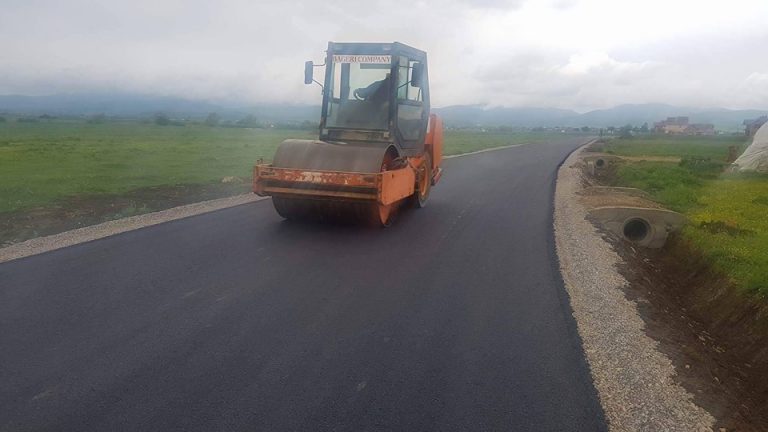 Ahmeti viziton punimet e asfaltimit të rrugës Topliçan -Grackë