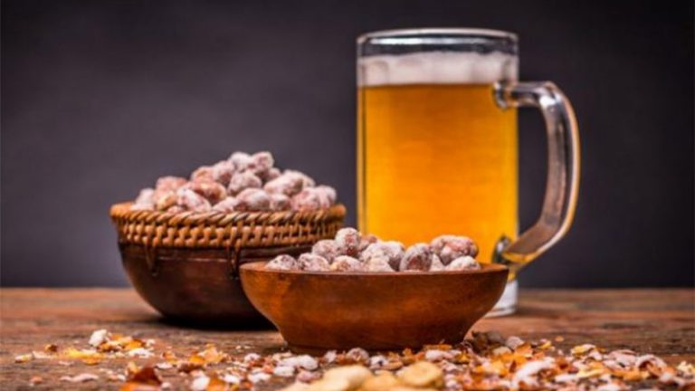 Birra dhe kikirikët: Mënyra më e mirë për këndellje nga vrapimi i gjatë