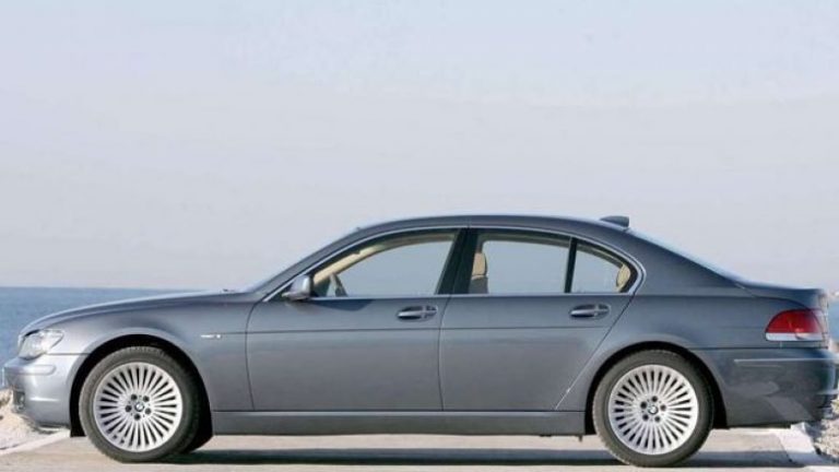 BMW kërkon kthimin prapa të veturave 7 Series, sepse po iu hapen dyert gjatë lëvizjes (Foto)