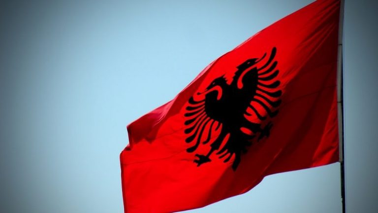 Vendosen dy flamuj shqiptar në një objekt të ‘Hekurudhat e Maqedonisë’