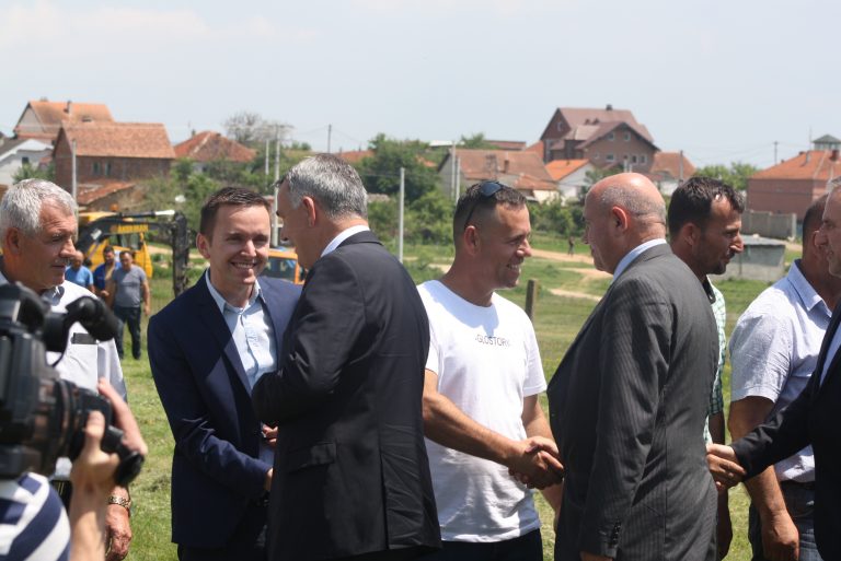 Vëhet gurthemeli i shkollës në fshatin Bregu i Zi (FOTO)