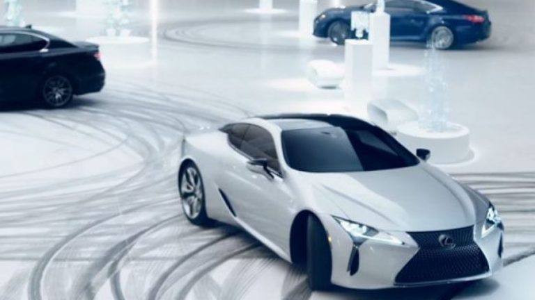 Lexus dëshmon precizitetin e makinave, duke lëvizur në hapësira delikate (Video)