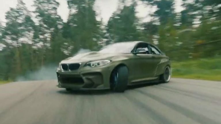 Lëvizjet e mahnitshme të BMW M2 që ka motorin e Chevrolet dhe disa modifikime (Video)