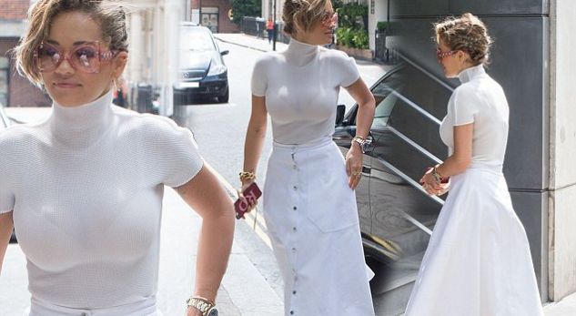 Rita Ora tërheq vëmendje me gjoksin e madh (Foto)