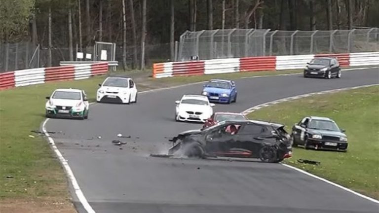Renault Clio RS rrotullohet nëpër pistë, shoferi shpëton pa u lënduar (Video)