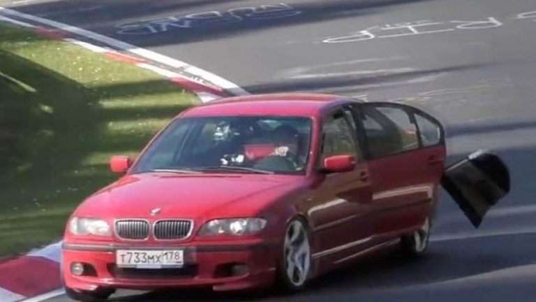 Vazhdon garën me derë të hapur dhe pjesë të shkëputura (Video)