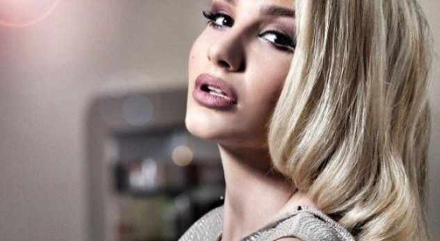 Adea Pula nxjerr këmbët, ja sa seksi duket (Foto)
