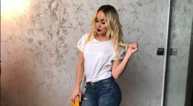 Adelina tregon trupin e saj si peshk (Foto)