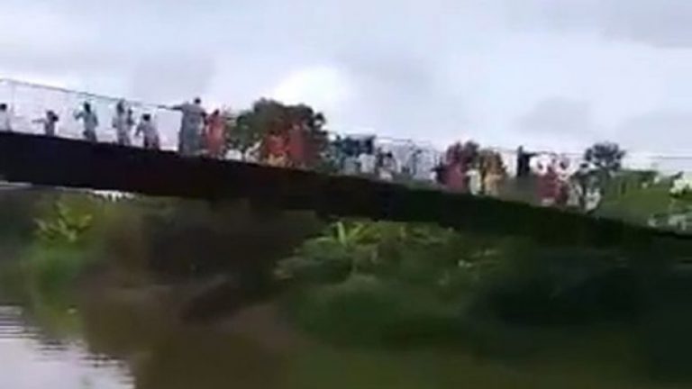 Familja 32 anëtarëshe përfundon në ujë pasi shembet ura – momentet e tmerrshme filmohen (Video)